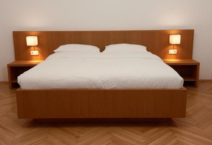 غرفة قياسية لذوى الاحتياجات الخاصة, Kapellerhof