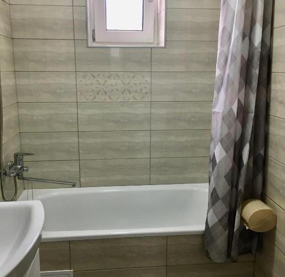 חדר משפתחתי סופריור, Shum Cheremosha