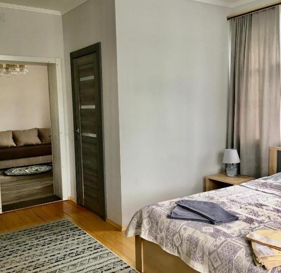 חדר משפתחתי סופריור, Shum Cheremosha