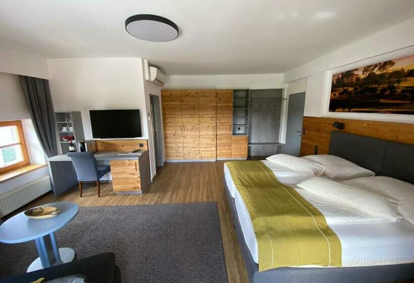 חדר סופריור עם מרפסת, Og's Golf Lodge