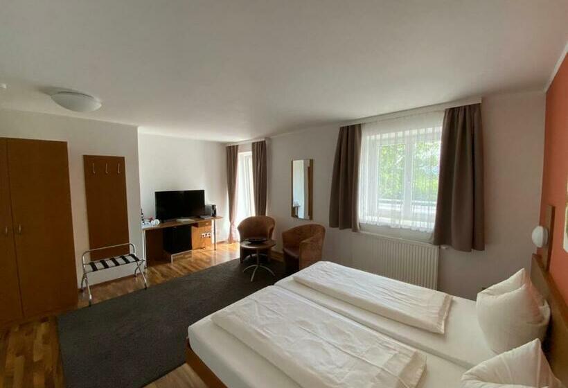 חדר סופריור עם מרפסת, Og's Golf Lodge