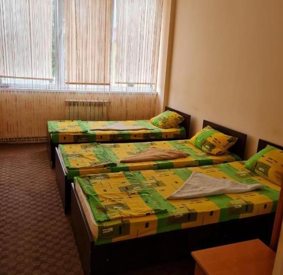 تختخواب در اتاق مشترک, готель ас берегово