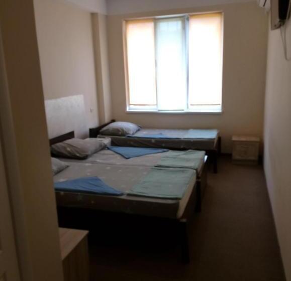 تختخواب در اتاق مشترک, готель ас берегово