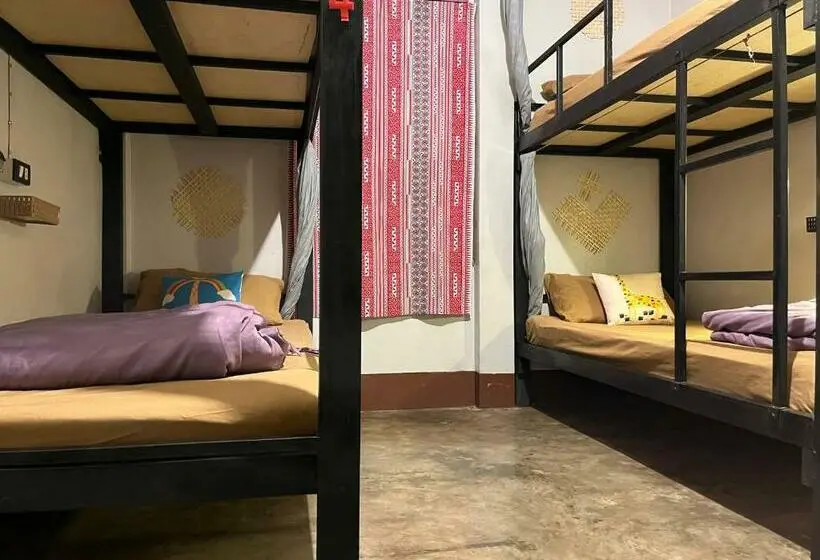 ルームシェアのワンベッド, Little Hostel