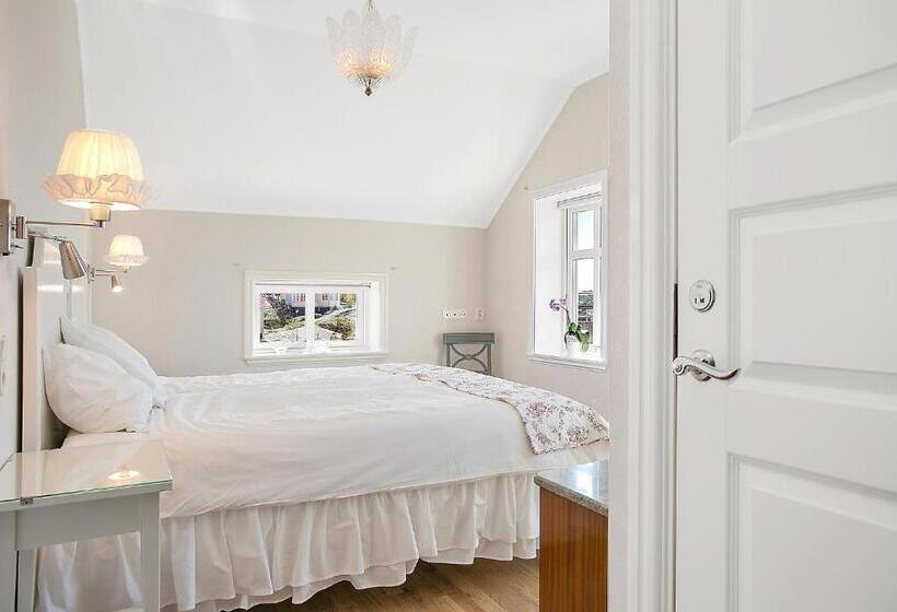 غرفة ديلوكس مطلّة علي البحر مزوَّدة بشُرفة, Lotshotellet