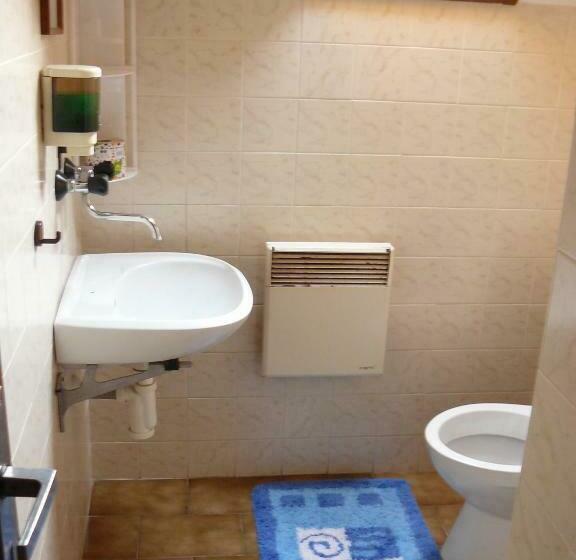 اتاق استاندارد سه نفره, Country Saloon