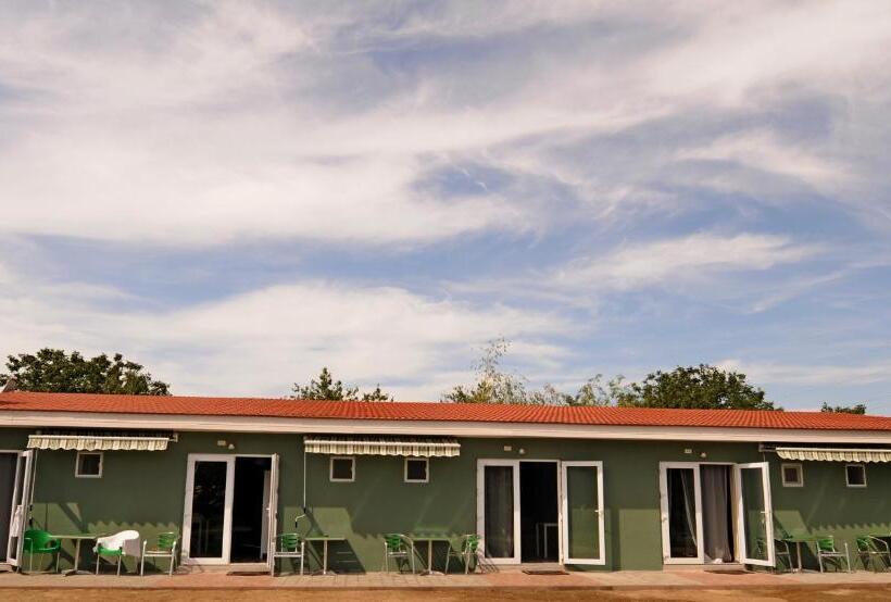 غرفة قياسية ثلاثية, La Mosie