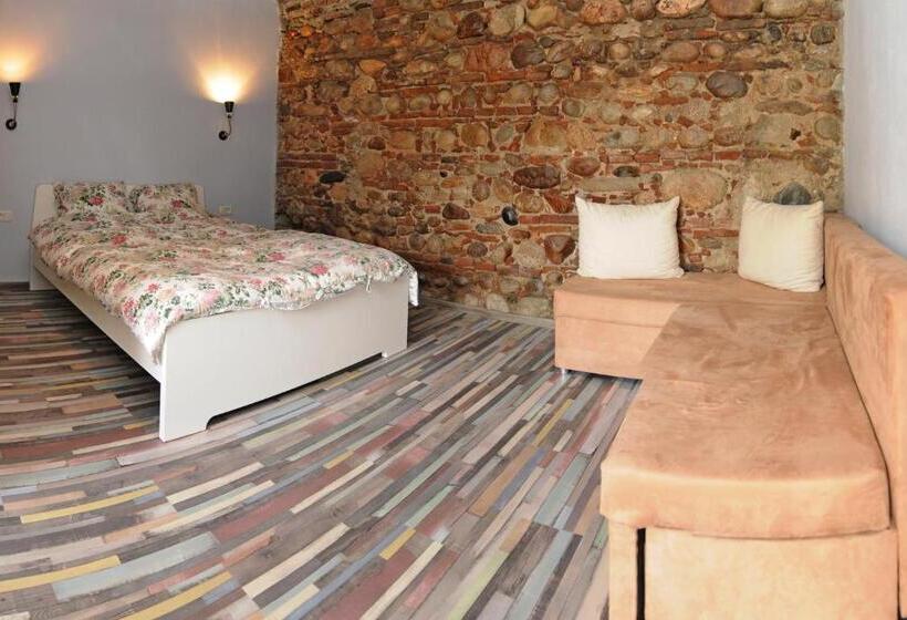 غرفة قياسية ثلاثية, La Mosie