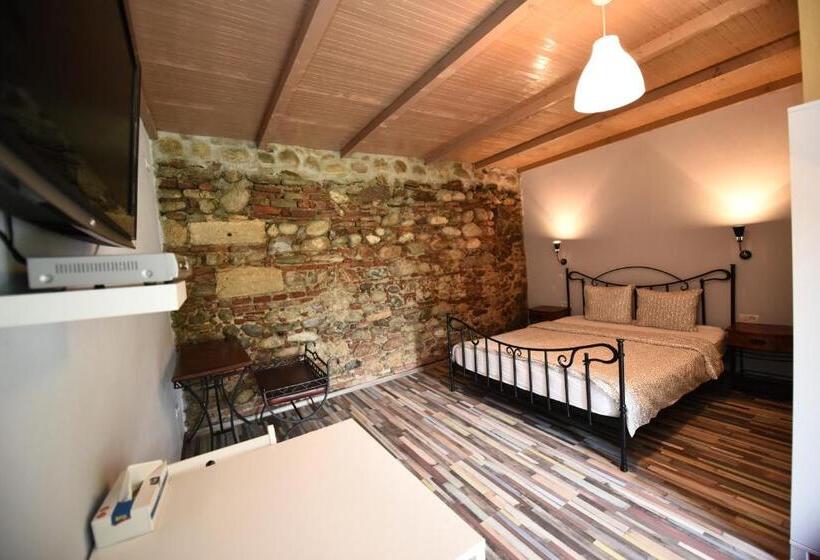 غرفة قياسية ثلاثية, La Mosie