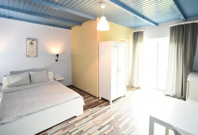 غرفة قياسية ثلاثية, La Mosie