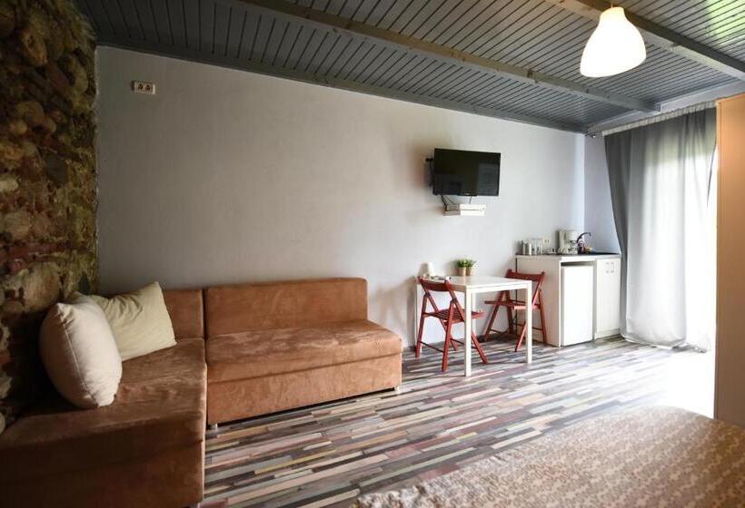 غرفة قياسية ثلاثية, La Mosie