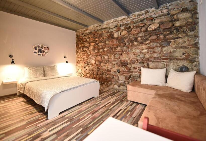 غرفة قياسية ثلاثية, La Mosie