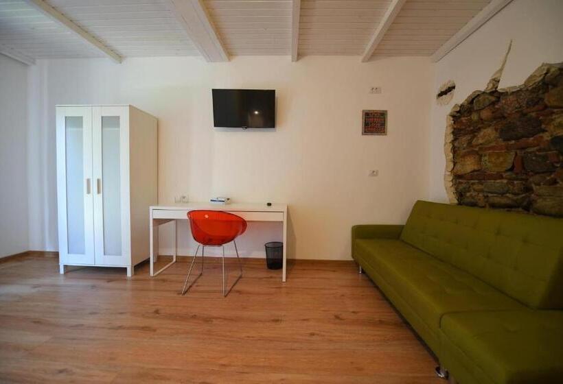 غرفة ديلوكس, La Mosie