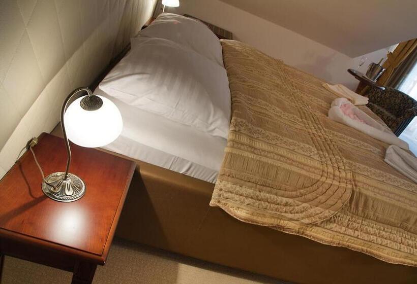 家庭套房, Gold Chotoviny