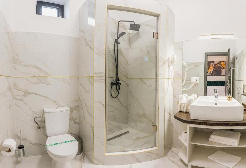 اتاق لوکس, Motel Andra
