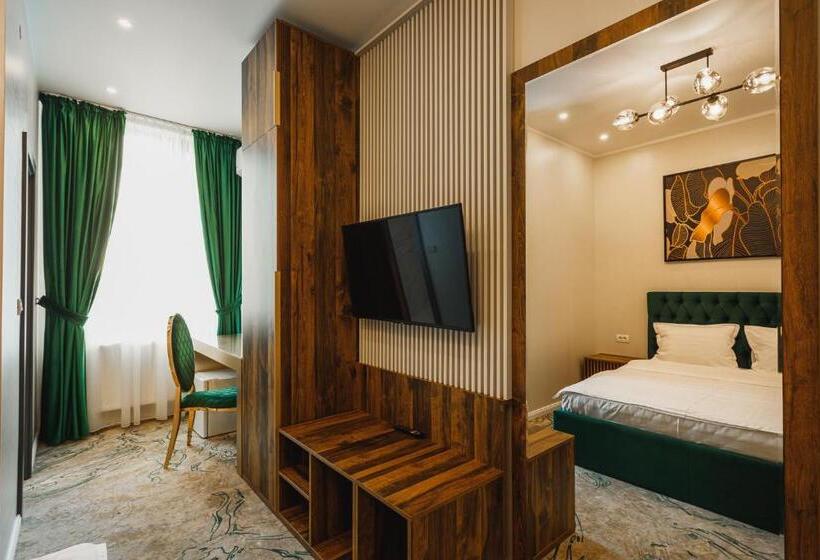 اتاق لوکس, Motel Andra