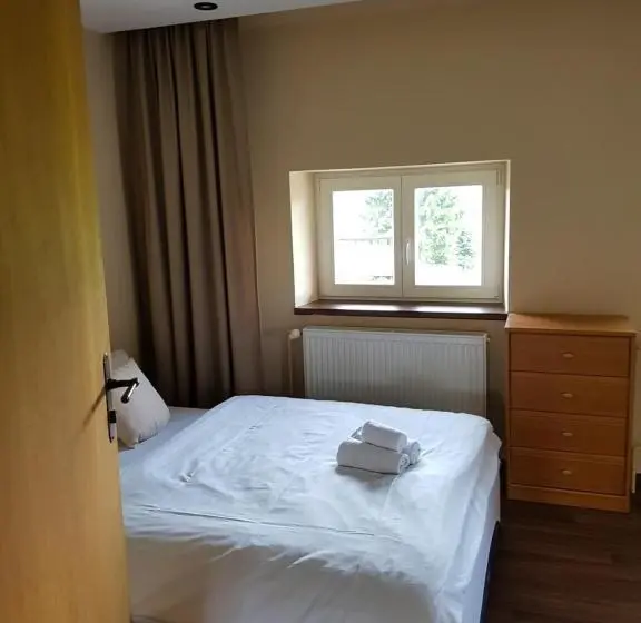 スタンダード４人部屋, Franz