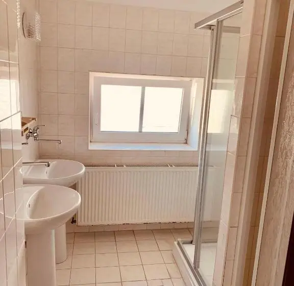 浴室共有スタンダード４人用ルーム, Franz