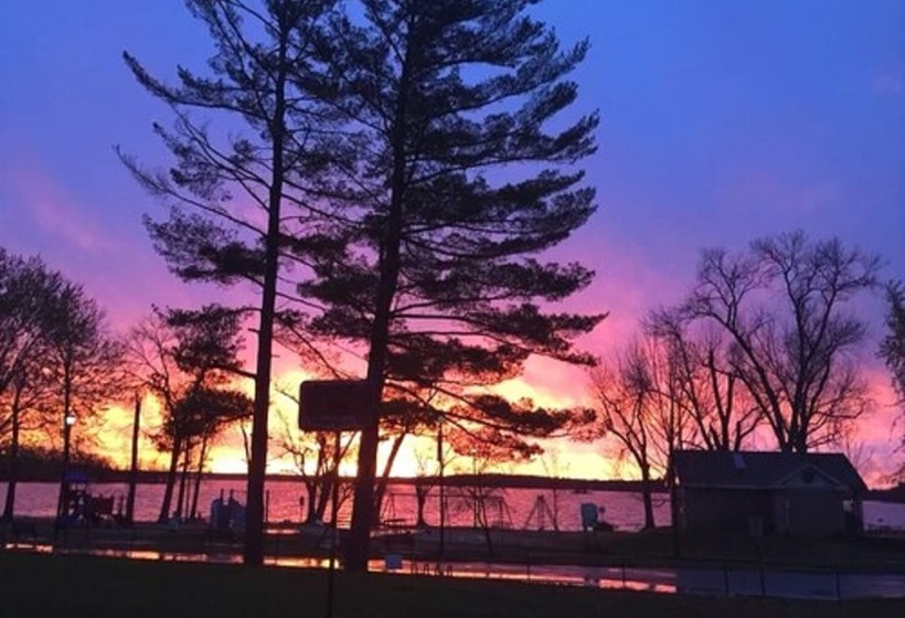 جناح عائلي, Park Place Motel & Suites