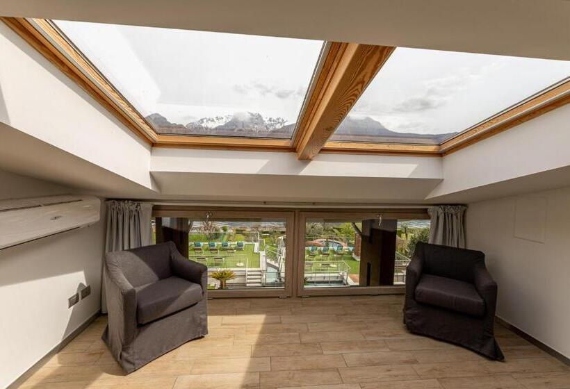 Апартаменты 4 Спальни, Bellagio Village  4 Apartments By The Lake   Seasonal Warm Pool And Sauna