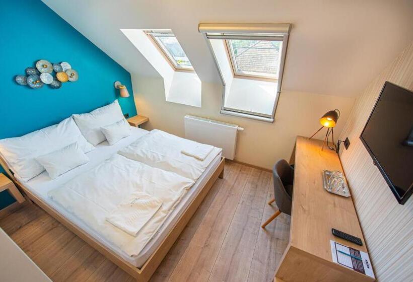 标准间, Katarina Birtok