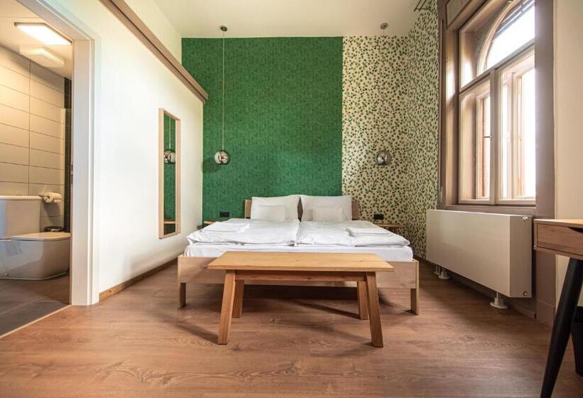 高级大房间, Katarina Birtok