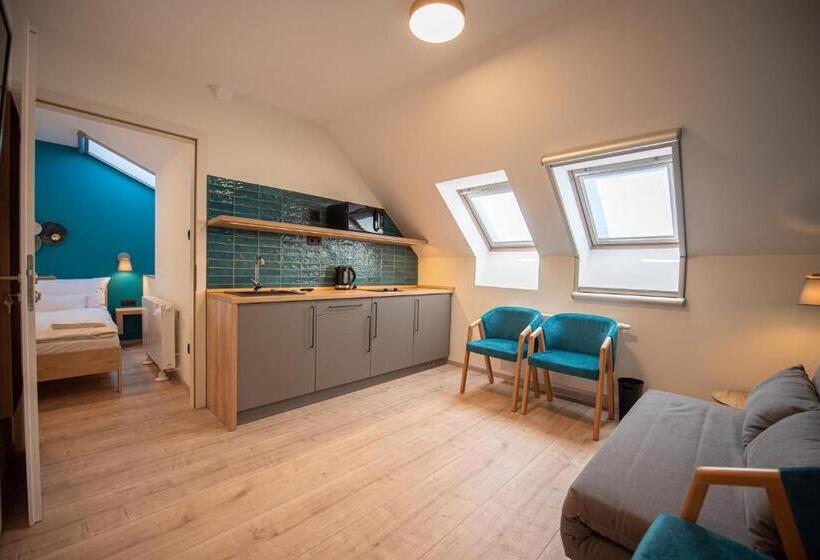 家庭间, Katarina Birtok