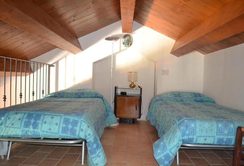 חדר לארבעה סטנדרטי עם נוף לגינה, Agriturismo Montorso