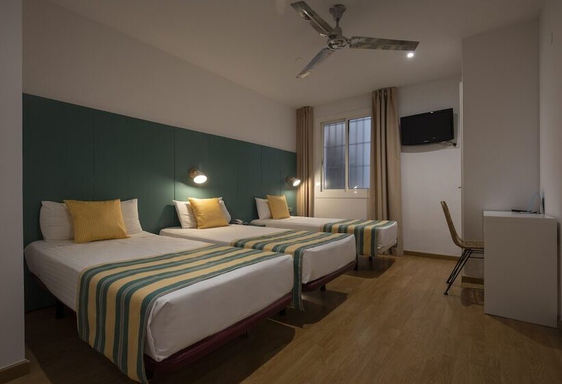Habitación Triple Estándar, YOMO Bcn Port