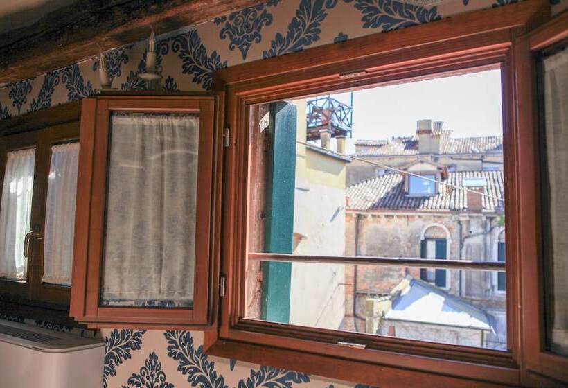 اتاق اکونومی, Bridge