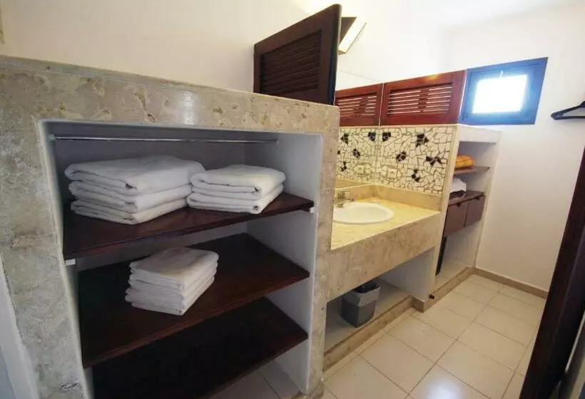 اتاق استاندارد سه نفره, El Pueblo Tamlelt