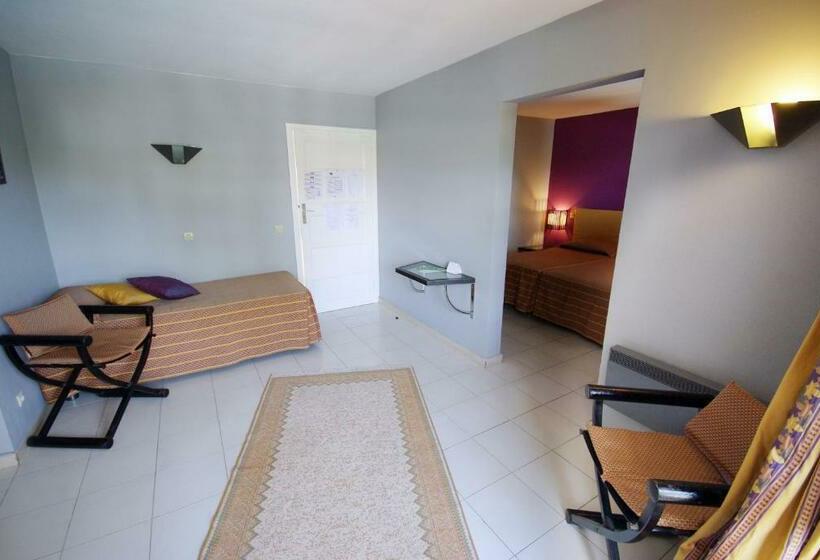 חדר סטנדרט לשלושה, El Pueblo Tamlelt