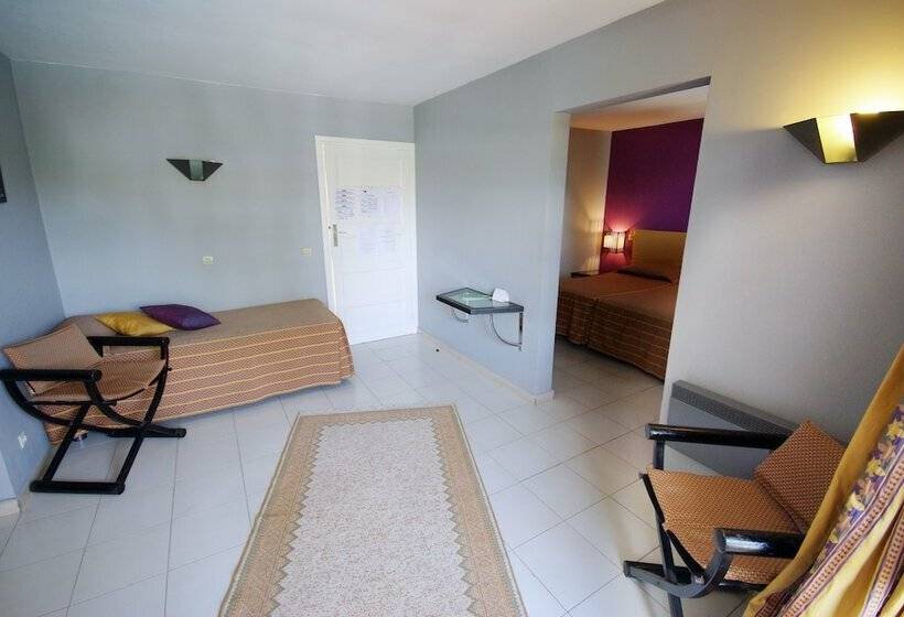 חדר סטנדרט לשלושה, El Pueblo Tamlelt