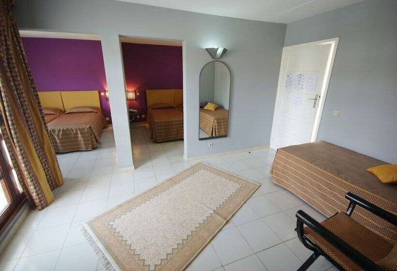 חדר משפחתי, El Pueblo Tamlelt