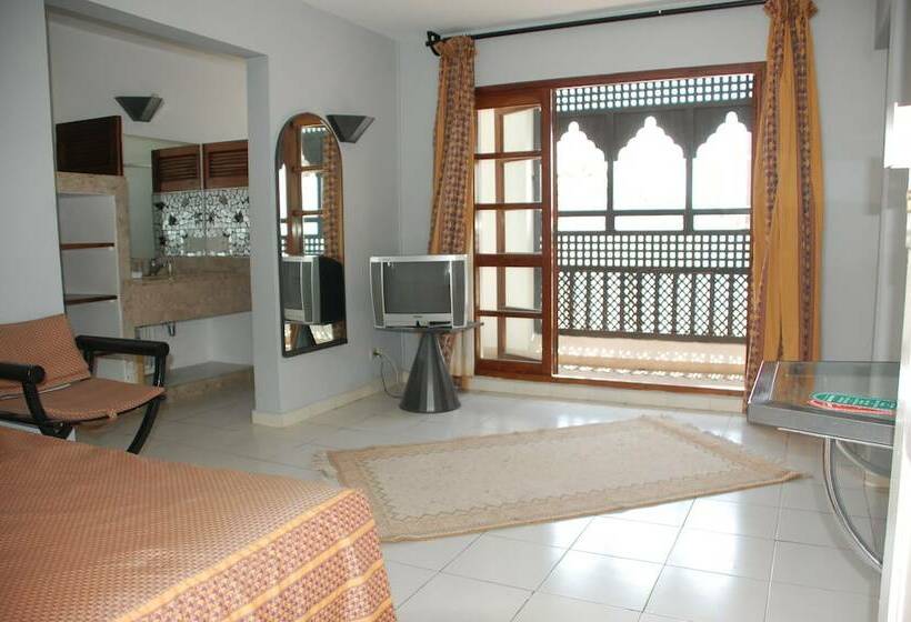 חדר משפחתי, El Pueblo Tamlelt