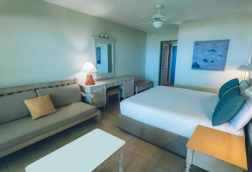 اتاق استاندارد با چشم‌انداز استخر, Iberostar Waves Costa Dorada