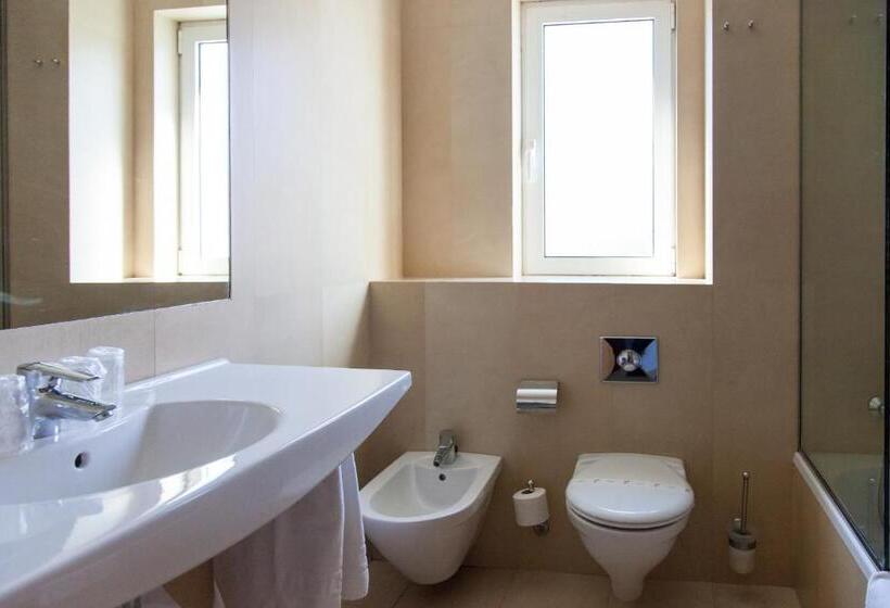 חדר סטנדרט לשלושה, Miera