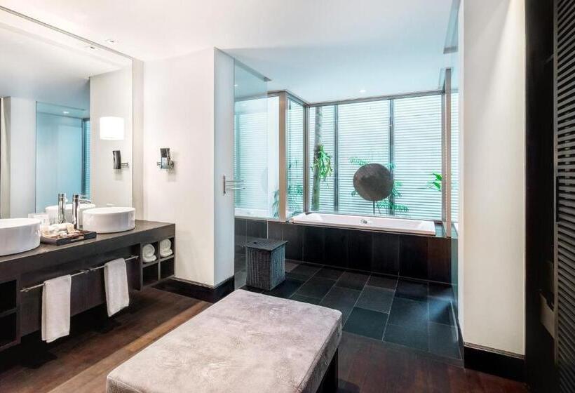 Medencére Néző Junior Suite, Twinpalms Surin Phuket Resort