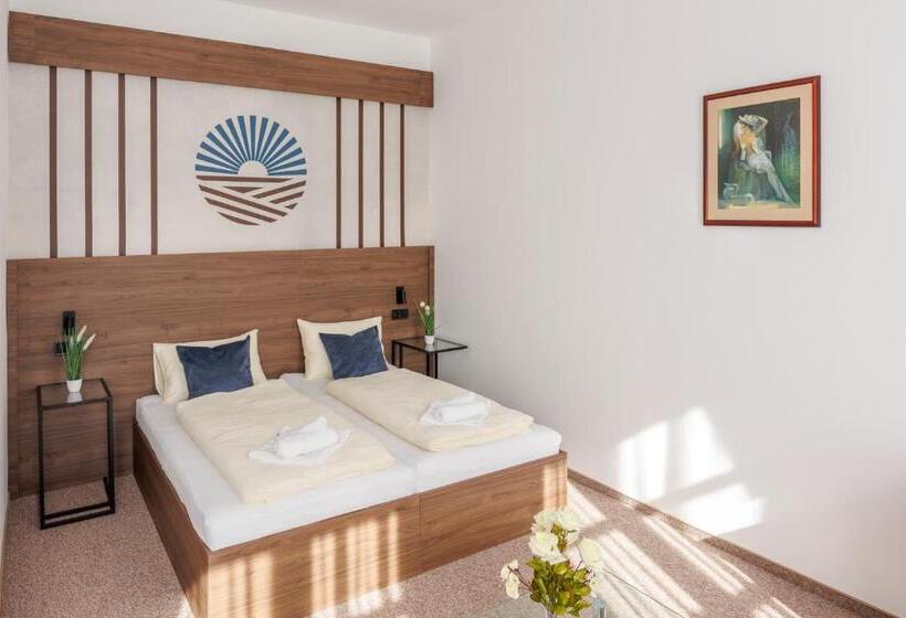 غرفة ديلوكس, 100 éves Fogadó