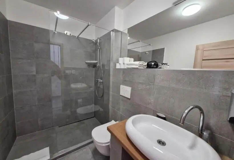 ドゥプレックスルーム, Restaurace Apartmány Bobule