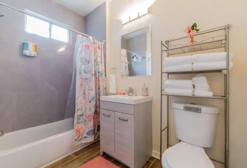 1ベッドルームハウス, 2 Blocks From Beach Sleeps 16