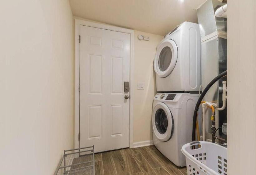 침실 1개 주택, 2 Blocks From Beach Sleeps 16