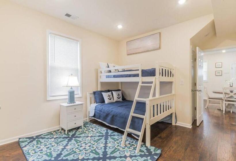 침실 1개 주택, 2 Blocks From Beach Sleeps 16