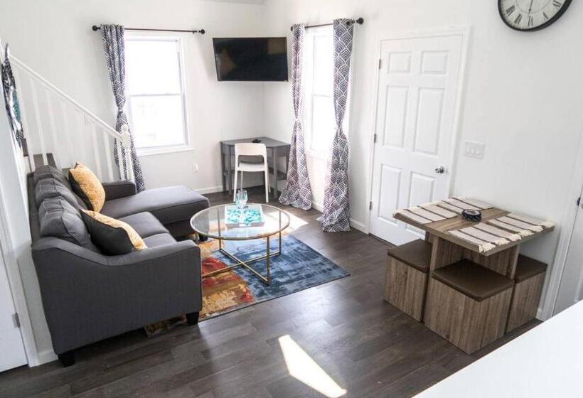 침실 1개 주택, 2 Blocks From Beach Sleeps 16