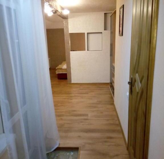 اتاق خانوادگی, Sadyba Lesivykh