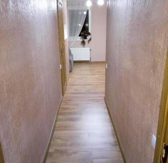 اتاق خانوادگی با چشم‌انداز کوه, Sadyba Lesivykh