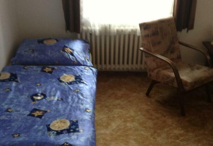 标准间, At Pension