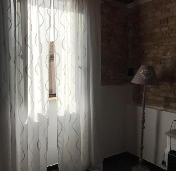 חדר בסיסי לשלושה, B&b S.antonio