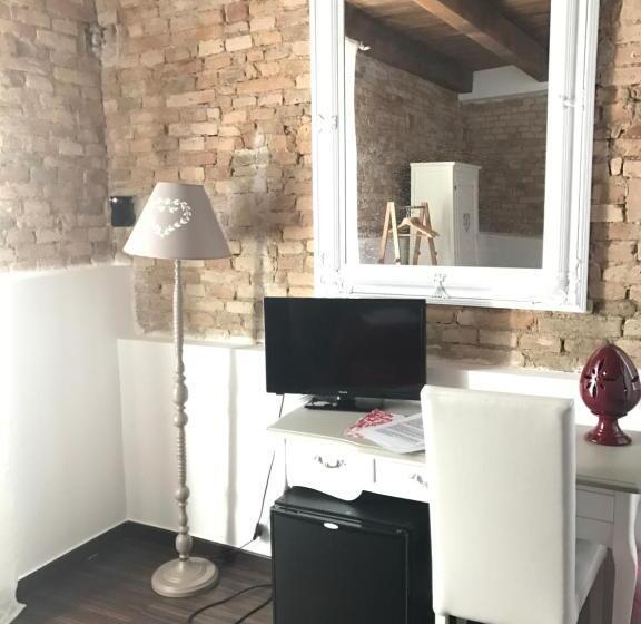 חדר בסיסי לשלושה, B&b S.antonio