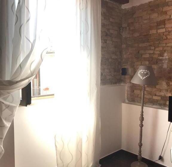 חדר בסיסי לשלושה, B&b S.antonio